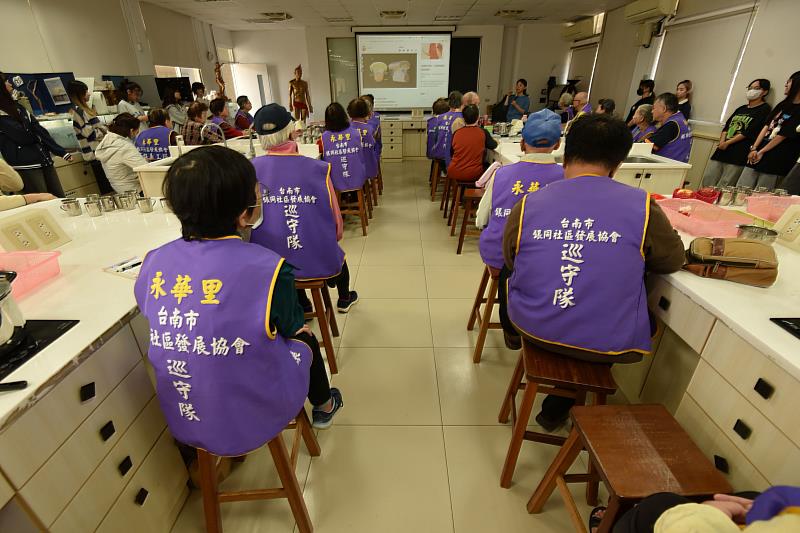 國立臺南護專推動青銀共學,舉辦「樂齡、美肌、舒活」養生課活動,學生與社區長者們一起體驗耳穴養生DIY。