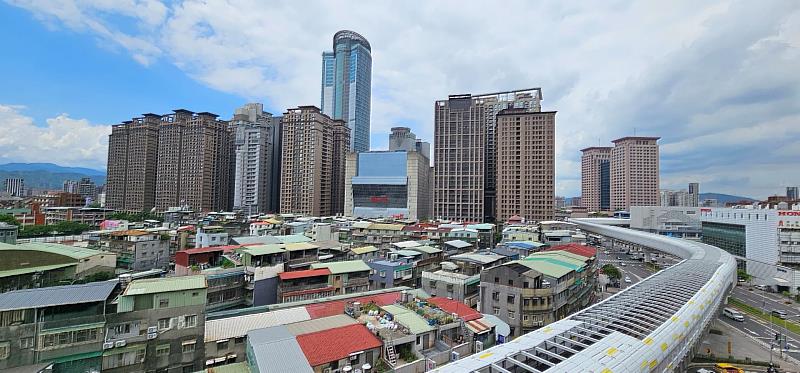 在新北市30至50歲青壯年族群的購屋熱區為板橋區，近一年有近2500件的交易量。