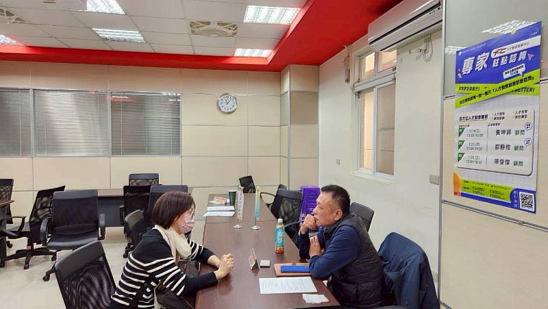 專家與企業主管進行一對一諮詢，針對人事規章調整方向給予建議。