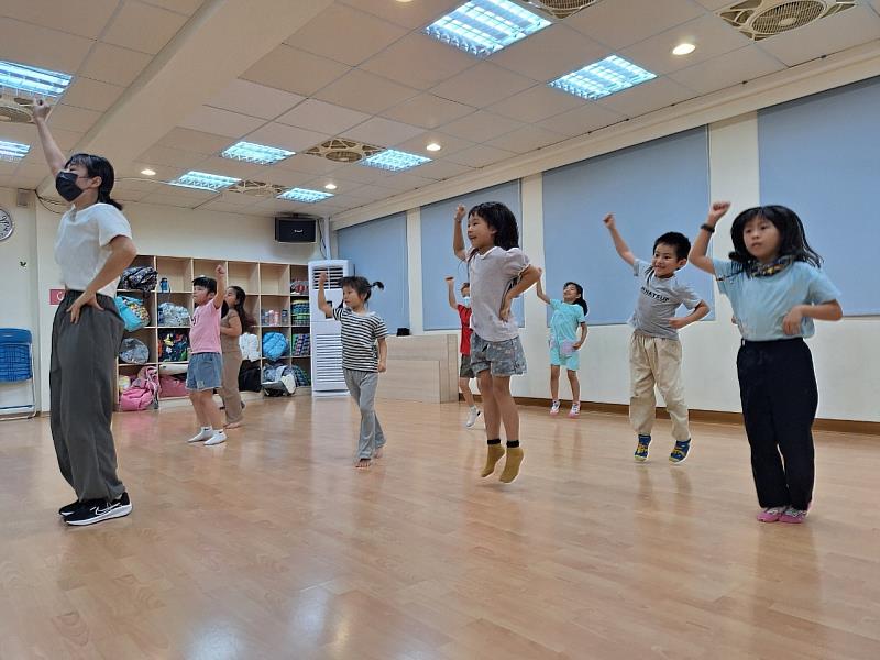 透過律動與舞蹈，幫助孩子發展大肌肉、提升肢體表達能力。