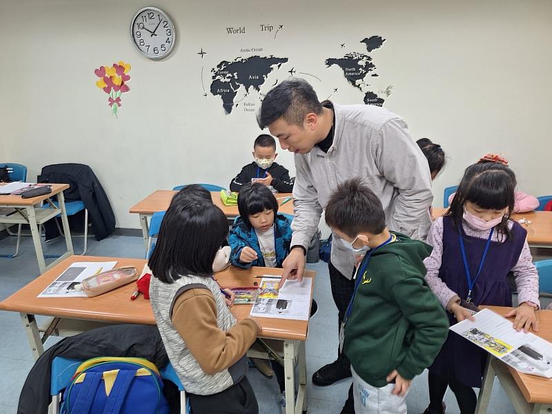 透過聽故事、說故事與創作練習，培養孩子的語言表達力與創意思考。