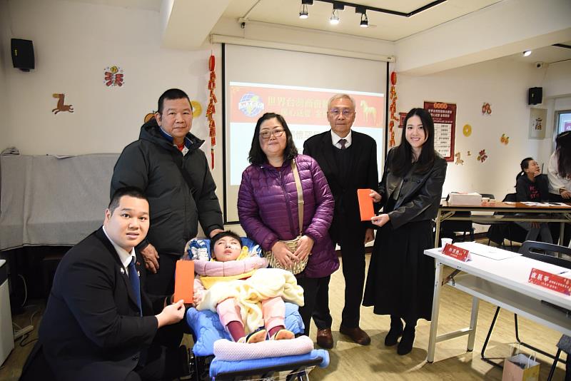 張良民（右2）與世總青商會監事長曾瑞瑜（右）、財務長林育萱（左）贈送紅包予罕病家庭。