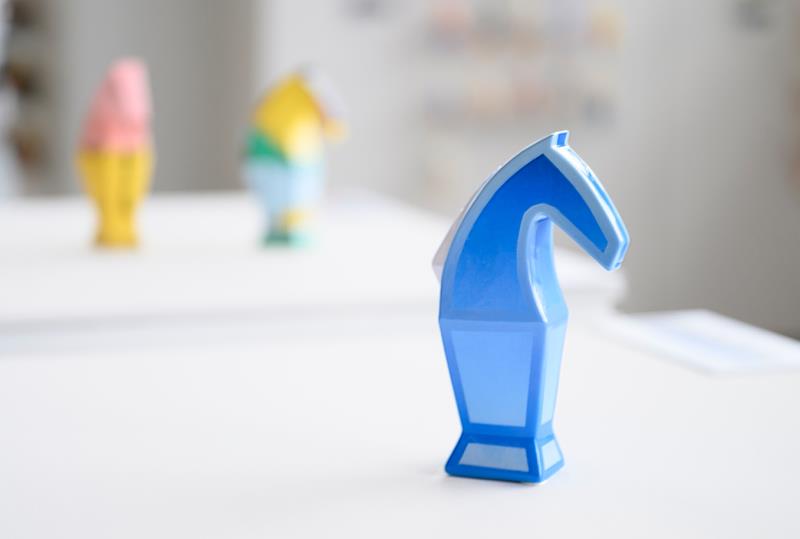 李承道《藍色的馬克》，揉合新北市在地文化特色之三峽藍染、青花瓷等各種「藍」色創作，帶點未來感與趣味性。