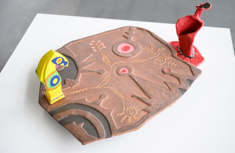 排灣族藝術家伊誕．巴瓦瓦隆以大地作為棋盤、小馬化為棋子，首次發表陶藝作品《MACAQU》。