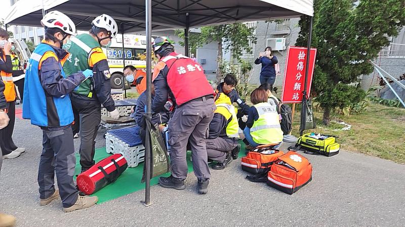 台東縣消防局春節前夕加強地震火災搶救實兵演練。
