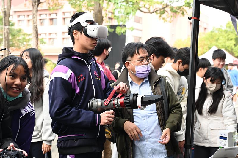 南華大學舉辦校園走讀活動,高中生蒞臨參訪並體驗資訊工程學系MR(混合實境)消防瞄子。