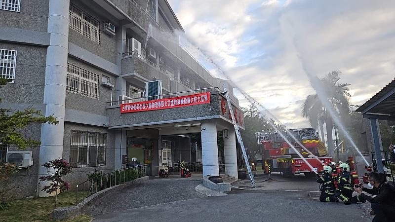 台東縣消防局春節前夕加強地震火災搶救實兵演練。