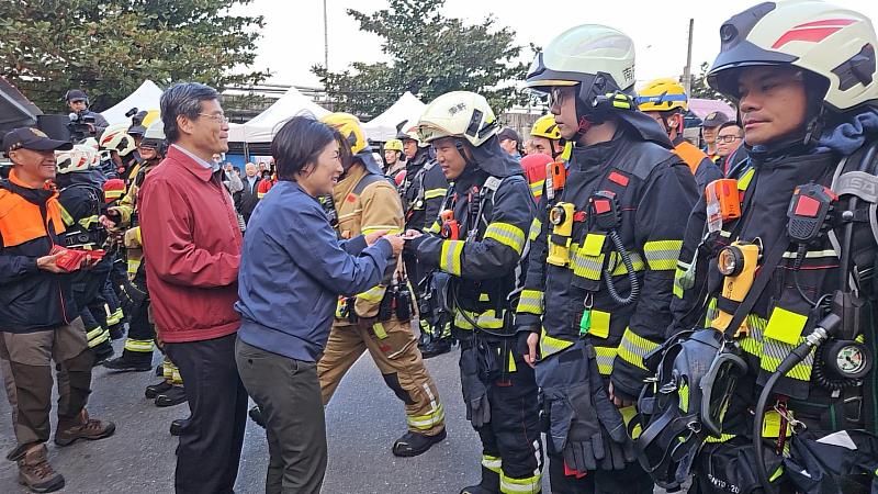 台東縣消防局春節前夕加強地震火災搶救實兵演練。