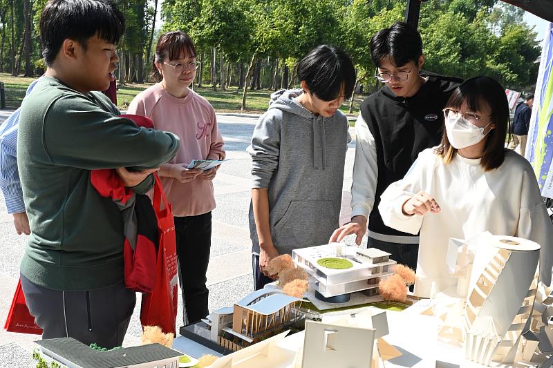 南華大學舉辦校園走讀活動,高中生參觀建築學系展示區,了解學系特色。