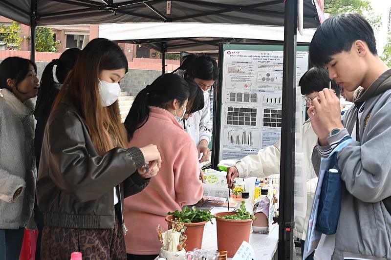 南華大學舉辦校園走讀活動,高中生參訪自然生物科技學系體驗MBTI香水實作。