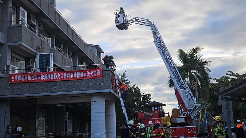 台東縣消防局春節前夕加強地震火災搶救實兵演練。