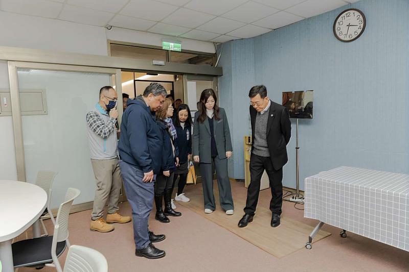 高虹安市長、許修睿議長校園視察。