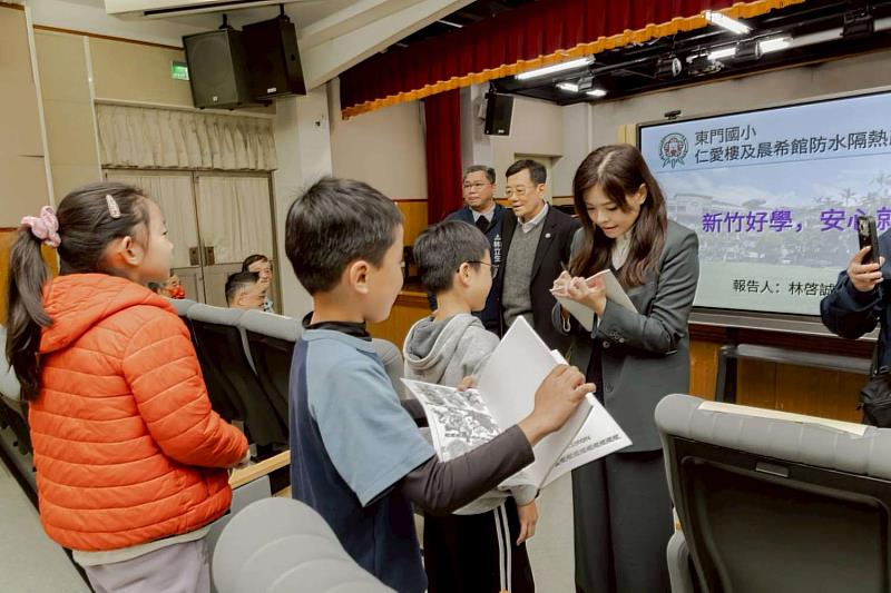 高虹安市長與音樂班學生互動。