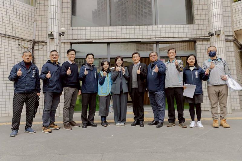 東門國小視察與會貴賓合影。