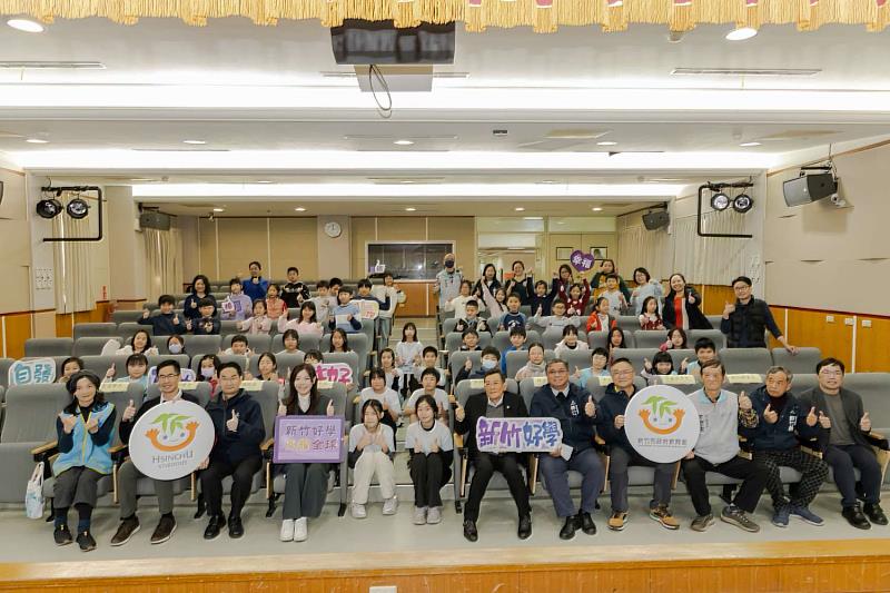 高虹安市長、許修睿議長赴東門國小視察與音樂班學生合影。