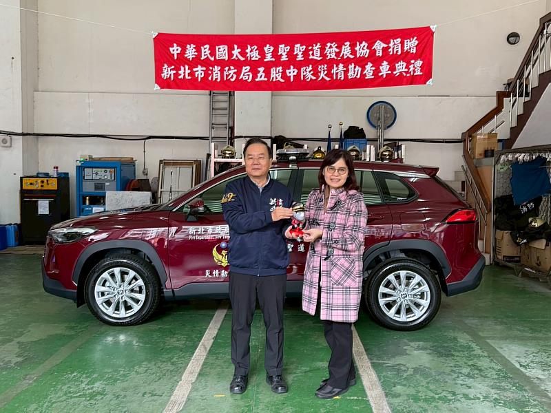 消防局陳國忠副局長回贈紀念品給予協會李麗燕理事長。