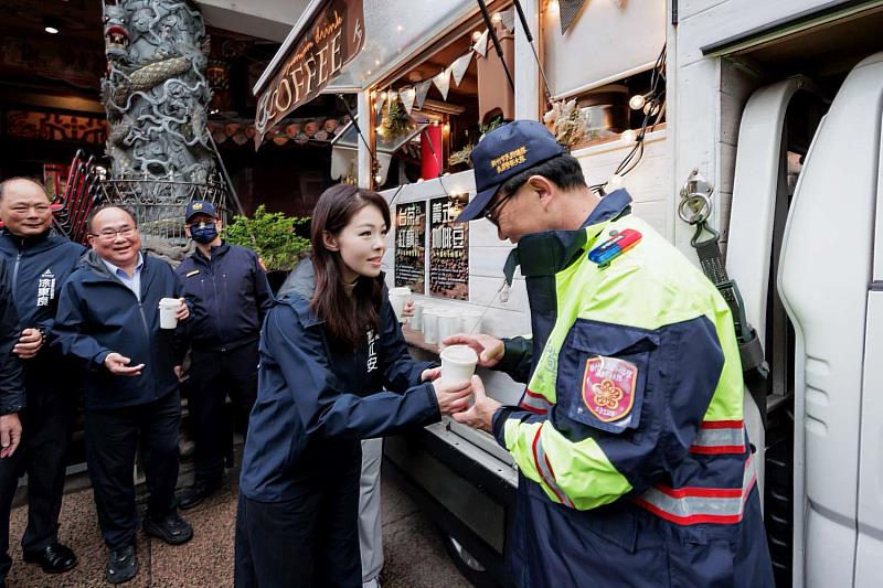高虹安市長慰勞警察及市府同仁。