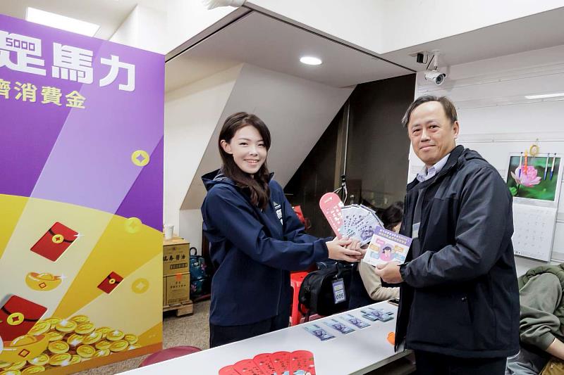 新竹市5,000元消費金今日實體發放,高虹安市長親自發出全市第一份消費金紅包。