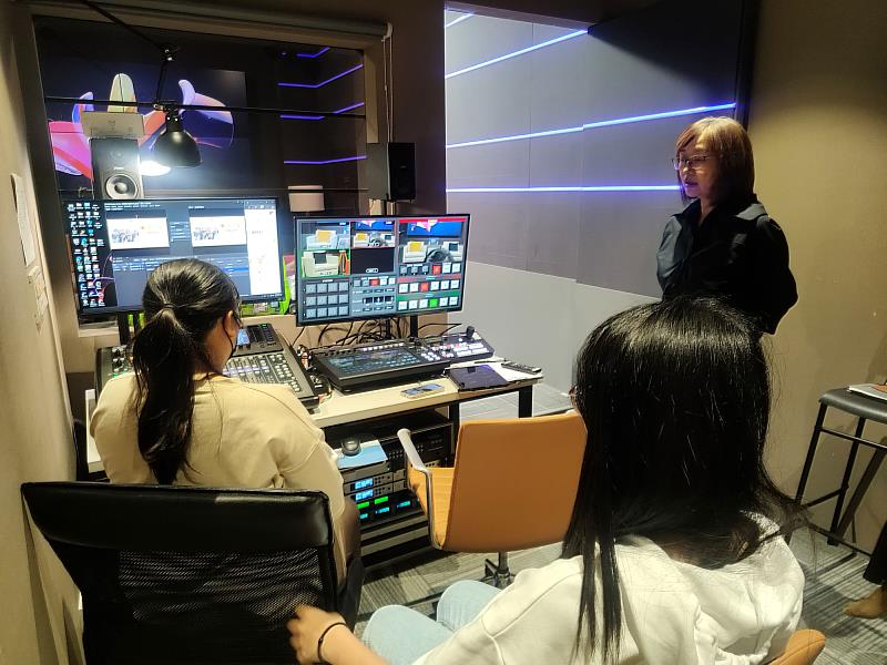 世新口傳系SCSM學生團隊於校內專業錄音室集合，展現廣播直播與社群媒體製作的實作實力。（世新大學提供）