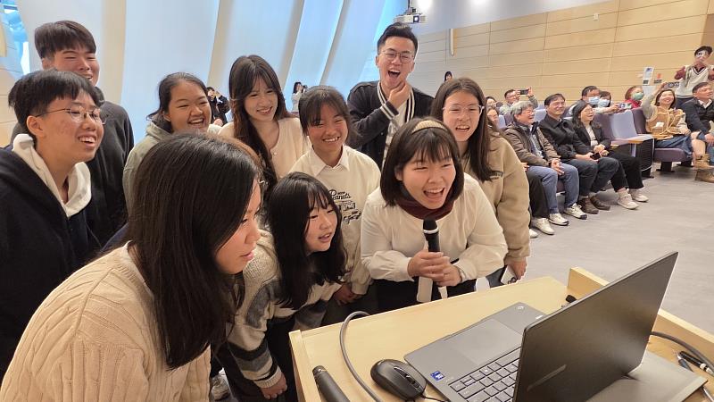 「海洋彼方的客庄」海外客家交流計畫成員們與大溪地當地客家鄉親現場視訊連線，互動熱絡。