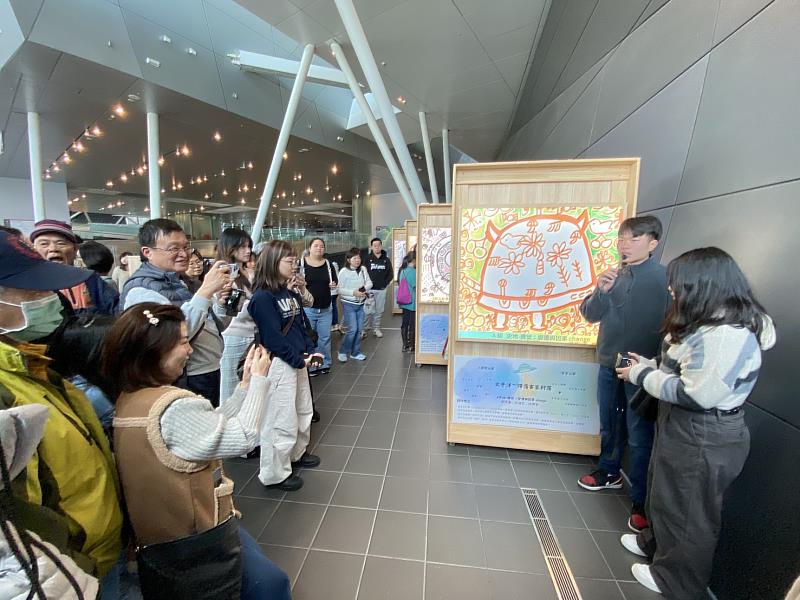 「海洋彼方的客庄」計畫成員們於成果展區進行專題介紹。