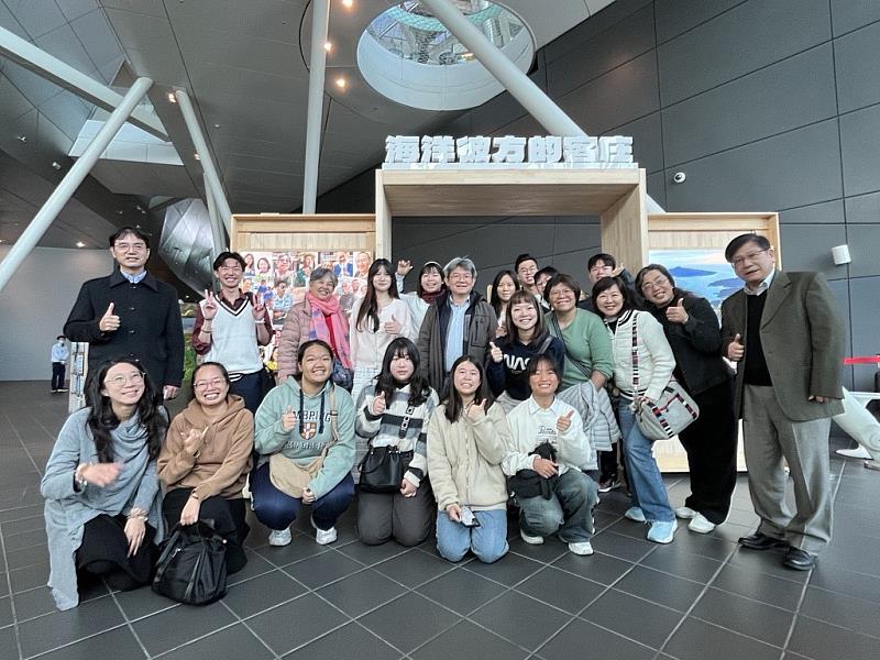 「海洋彼方的客庄」海外客家計畫師生於成果展前合影。