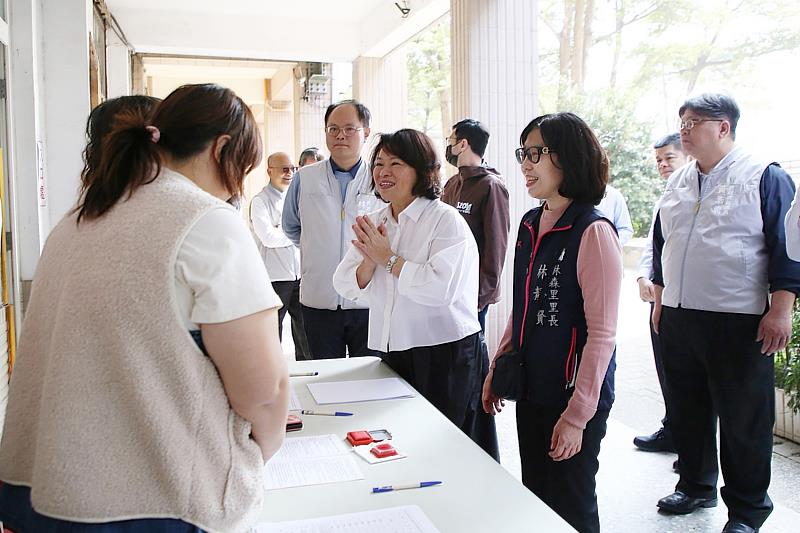 黃敏惠市長感謝現金發放工作人員