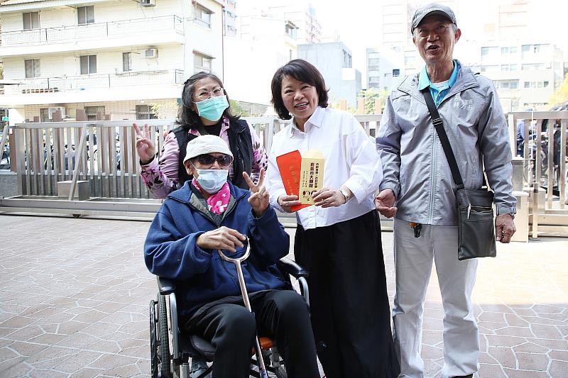 黃敏惠市長與民眾合影