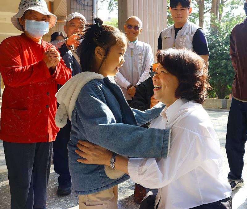 小朋友與黃敏惠市長分享領到紅包很開心