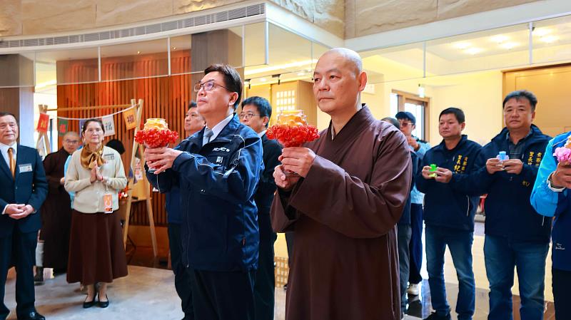 圖說5. 與會貴賓並於靈鷲山福城進行祈福點燈儀式,為城市環境永續、以及地方公共服務的順利推動獻上祝願。(圖片提供/靈鷲山佛教教團)