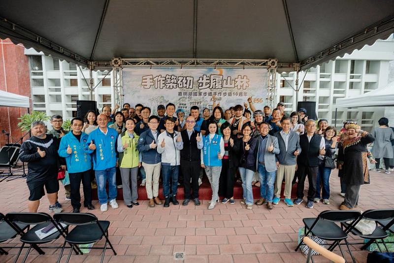 嘉明湖手作步道十週年特展臺東場開幕大合照。現場貴賓雲集:立法委員黃建賓、陳瑩服務處代表、黃仁夫人王春梅、莊瑞雄服務處代表、行政院東部聯合服務中心等皆有到場參與。