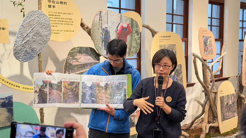 台灣千里步道協會與民眾介紹展覽內容,透過影像紀錄、與插畫創作、現場展示步道修築工法實體工具與裝置作品,傳遞嘉明湖手作步道的核心精神。