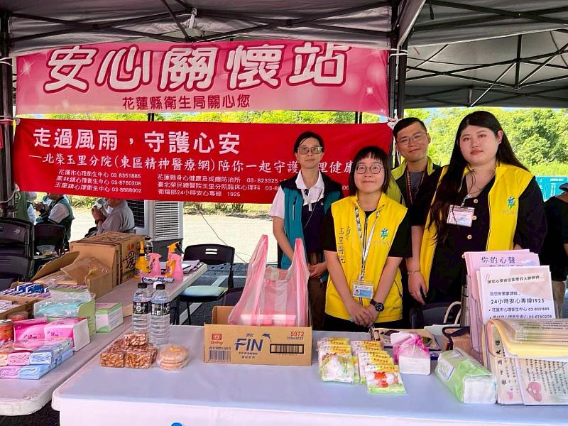諮商心理師於災害發生後第一時間支持「安心小站」設立，提供受災民眾心理方面的專業服務