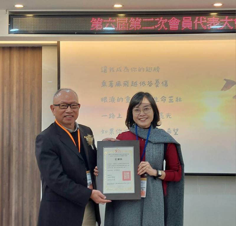中華民國諮商心理師公會全國聯合會理事長蔡曉雯（右）頒發感謝狀予張榮發慈善基金會董事長吳景明（左）