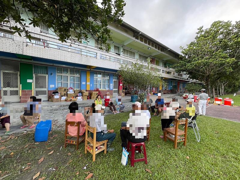 諮商心理師針對災民進行團體輔導