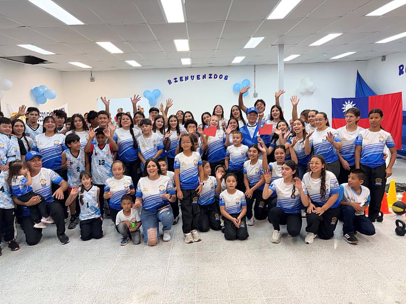 朱代表與Amadeus排球俱樂部青少年大合照。