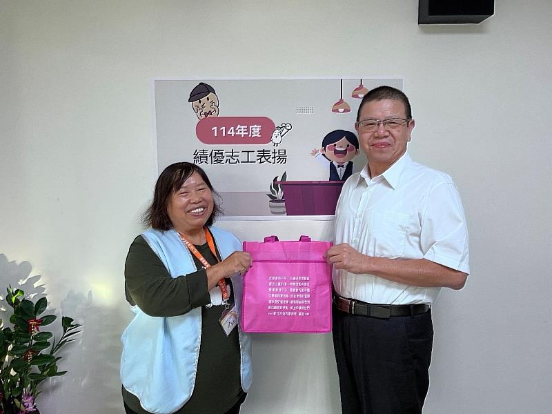 地所主任表揚鞠愛華女士熱心付出。