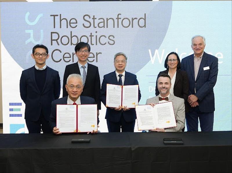 經濟部龔明鑫部長見證工研院與史丹佛大學機器人中心 （SRC）簽署合作協議。