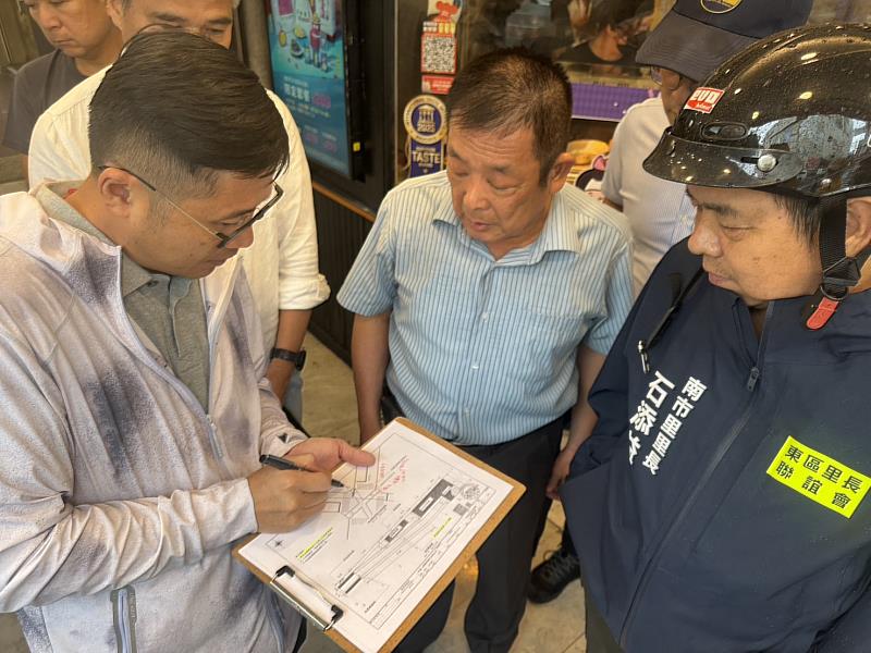 防汛視察時由工務處水利科長向里長及里民說明防汛改善工程進度。