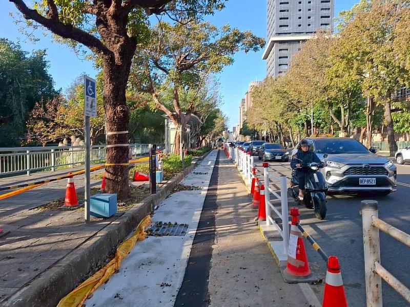公園路公車站已完成道路側邊排水工程，成功緩解積水情形。