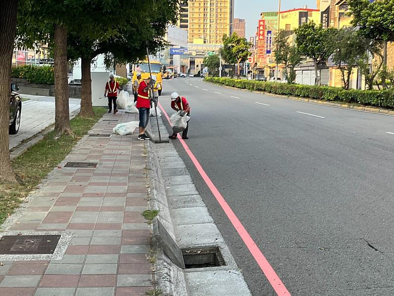 環保局巡檢易積淹水地點，並進行預防性清溝避免積淹水情形發生。