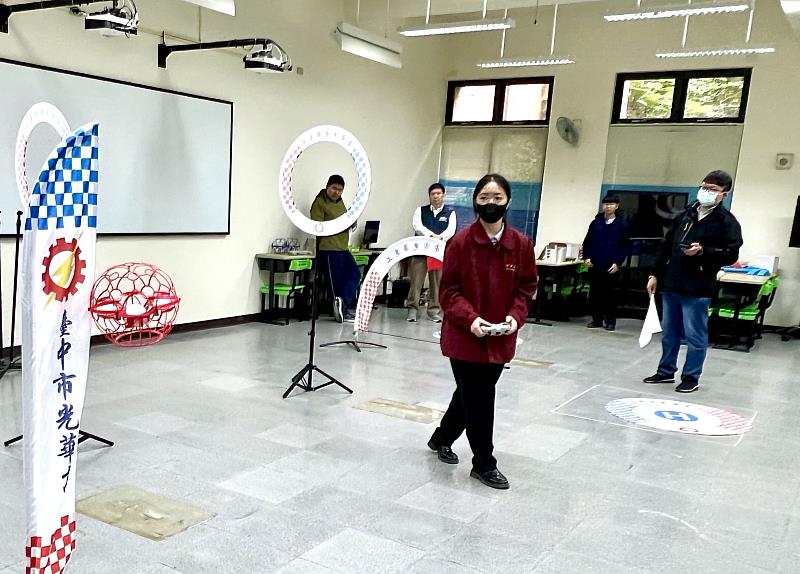 學生考照繞過障礙。