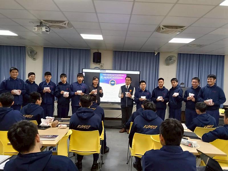 學生領取卡啦脆雞情形。