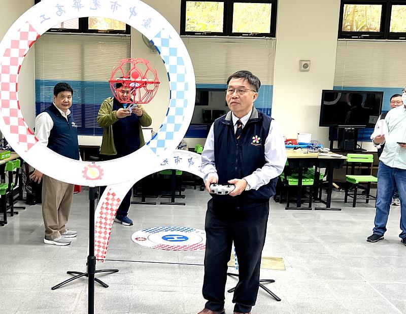 校長考照穿過園環情形。