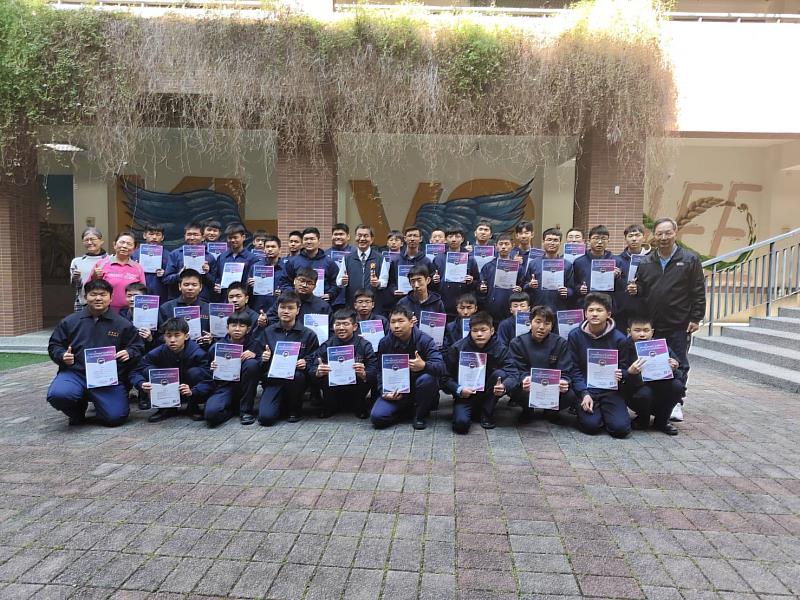 校長帶頭考無人機飛手證照 兌現請吃「卡啦脆雞」 光華高工考照通過率8成