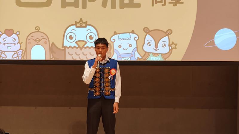 代表屏東區入圍全國普仁獎巴郡雁同學上台致詞，感謝師長及父母栽培。（圖由靈鷲山佛教教團提供）