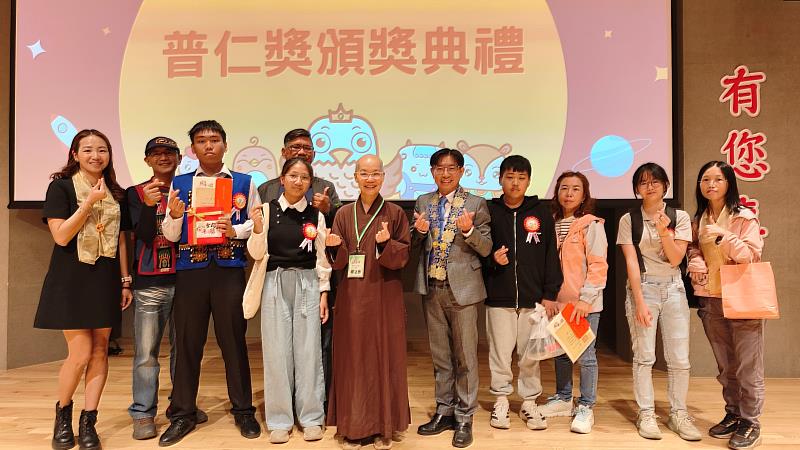 靈鷲山高屏講堂監院法泰法師(中)與獲獎普仁小太陽拍照留念。(圖由靈鷲山佛教教團提供)