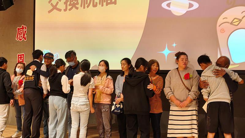 頒獎典禮「交換祝福」感人時刻，普仁小太陽大聲說出心中的愛與感恩，並深情擁抱家人，場面溫馨。（圖由靈鷲山佛教教團提供）