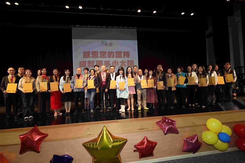 桃園市副市長王明鉅頒發感謝狀給護持普仁獎的贊助單位。（圖由靈鷲山佛教教團提供）