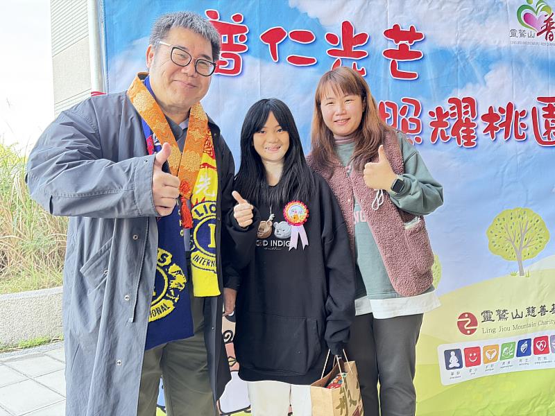 百吉國小六年級的林菡萱（中）開心與校長王連進及老師分享榮耀。（圖由靈鷲山佛教教團提供）